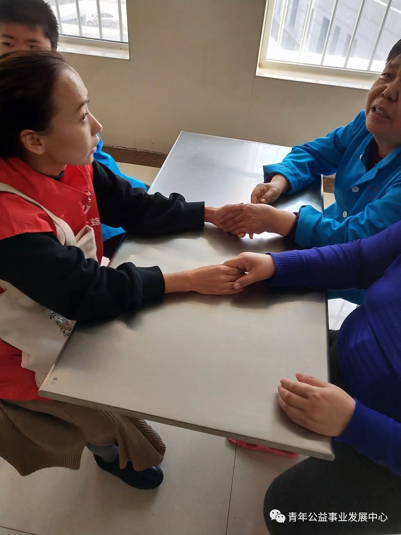 意大利球队全队参观当地慈善机构为弱势群体送温暖的简单介绍