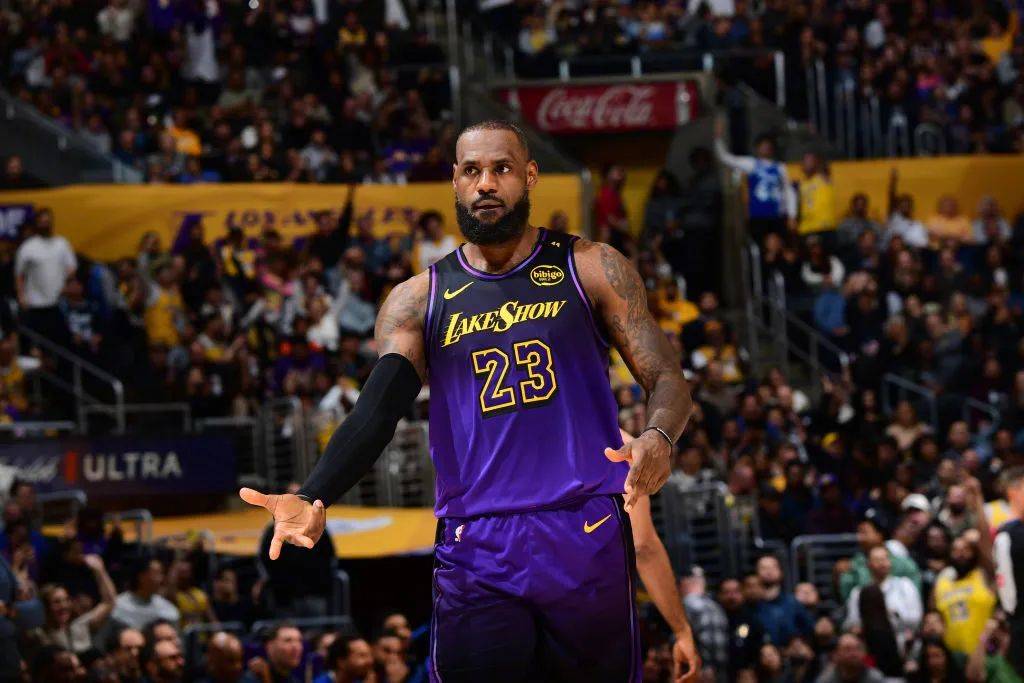 包含詹姆斯狂砍状态爆棚分，状态爆棚迎来新赛季高光！的词条