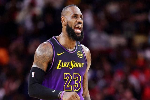 包含詹姆斯狂砍状态爆棚分，状态爆棚迎来新赛季高光！的词条