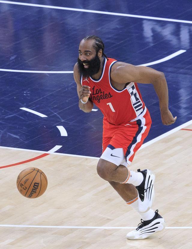  哈登关键节点势不可挡，C9带队取胜！