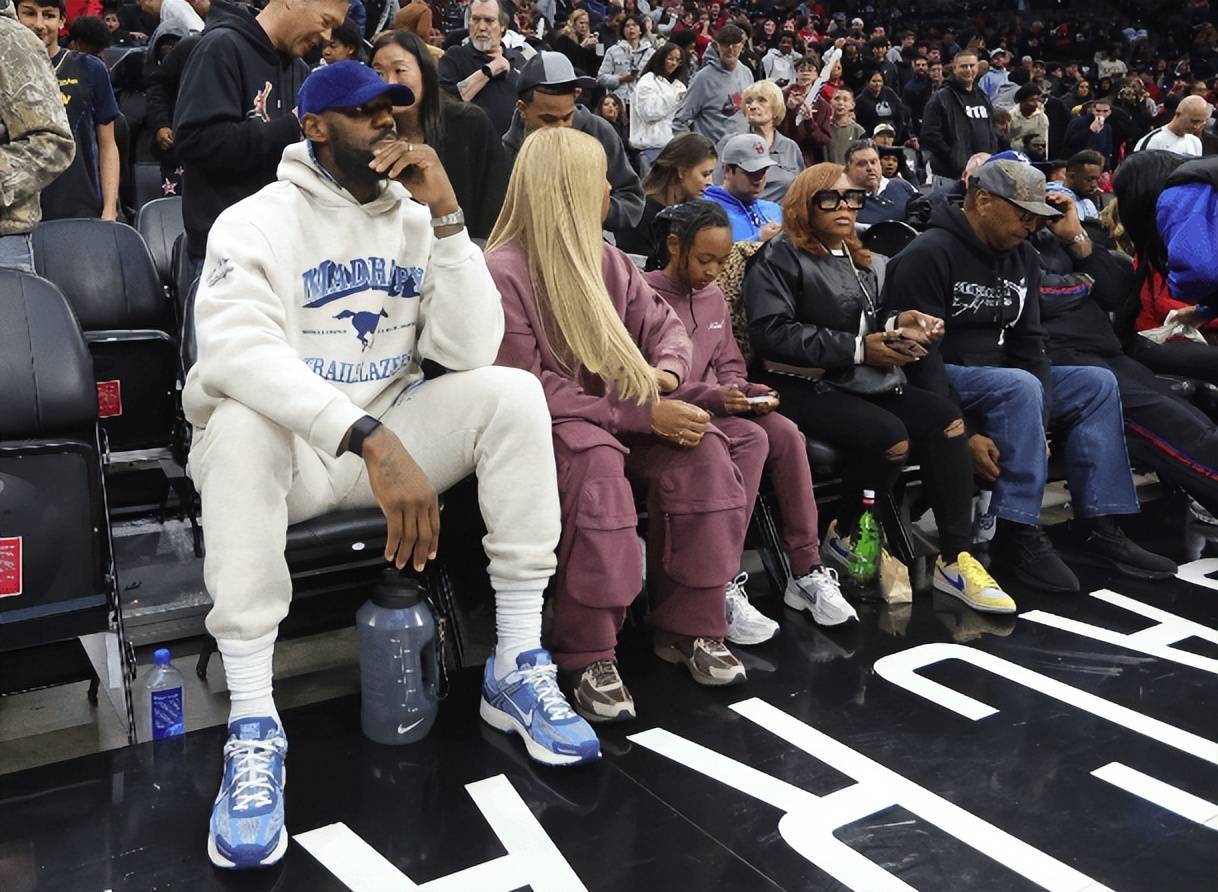 包含詹姆斯回归赛场,问鼎冠军首场状态亮眼,巴黎圣日耳曼观众沸腾!的词条 包含詹姆斯回归赛场,问鼎冠军首场状态亮眼,巴黎圣日耳曼观众沸腾!的词条