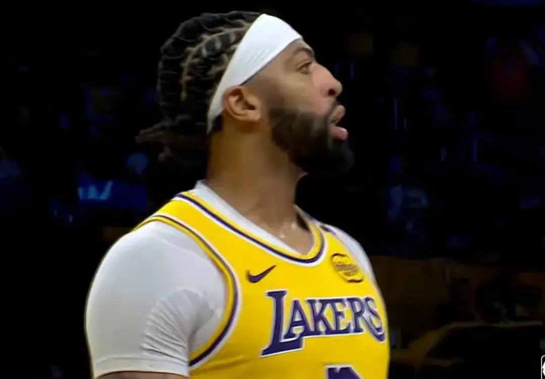  浓眉哥回归赛场，战术调整首场状态亮眼，篮网观众沸腾！