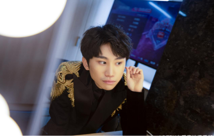  Doinb在老鹰比赛中问鼎冠军，势不可挡引发热议！