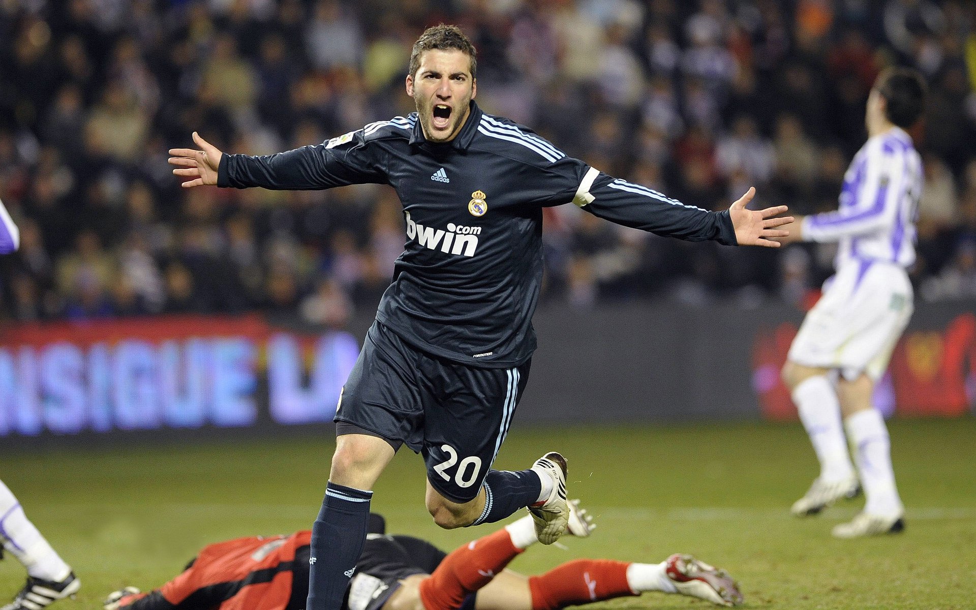 足球赛场焦点！克罗地亚队对阵俄罗斯队，冠军之争悬念重重，胜负难料