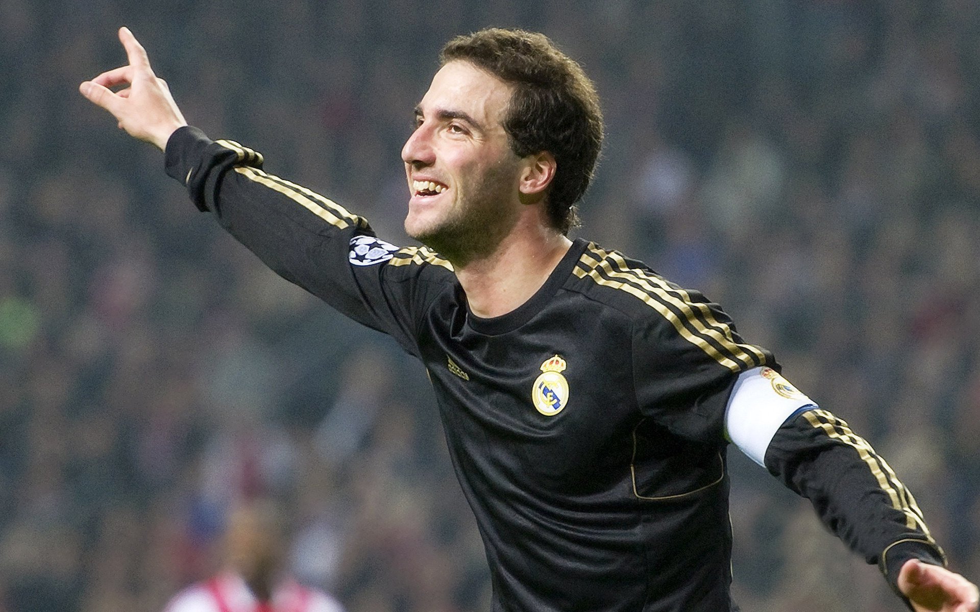 东契奇回归赛场，问鼎冠军首场状态亮眼，中国队观众沸腾！